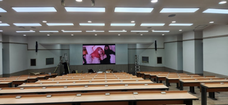 경희대학교 강의실 고해상도 전광판 현장 사진